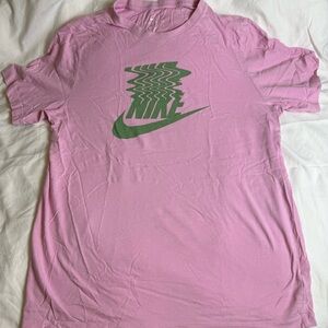 Nike sportswear Pink Oil Slick Men’s short sleeve T-Shirt size Large